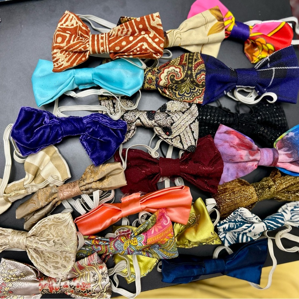 Med. Bag of ties. Unisex, 20 Pre-tied Bow Tie lot, homemade